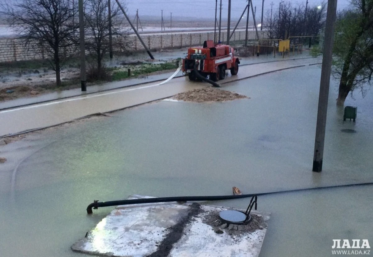Работы по откачке воды в Жанаозене||news_pic_more|<!--TBegin--><a href="https://img.lada.kz/2016-04/1460888437_img-20160417-wa0019dozhd.jpg" onclick="return hs.expand(this)" ><img align="left" src="https://img.lada.kz/2016-04/thumbs/1460888437_img-20160417-wa0019dozhd.jpg" alt='Жители Жанаозена жалуются на подтопление домов' title='Жители Жанаозена жалуются на подтопление домов'  /></a><!--TEnd--><br /><!--TBegin--><a href="https://img.lada.kz/2016-04/1460888416_img-20160417-wa0022dozhd.jpg" onclick="return hs.expand(this)" ><img align="left" src="https://img.lada.kz/2016-04/thumbs/1460888416_img-20160417-wa0022dozhd.jpg" alt='Жители Жанаозена жалуются на подтопление домов' title='Жители Жанаозена жалуются на подтопление домов'  /></a><!--TEnd-->