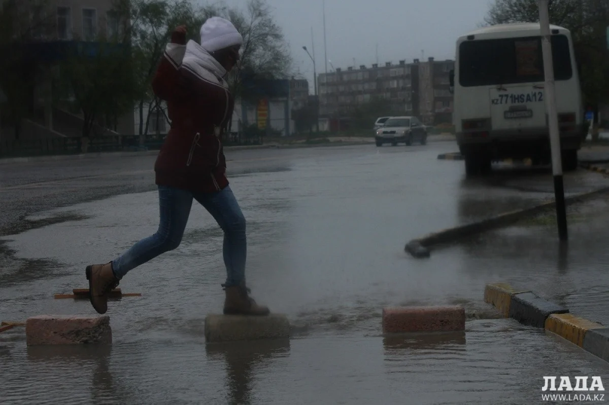 И бегут неуклюже пешеходы по лужам. Фото Жаната Айганина