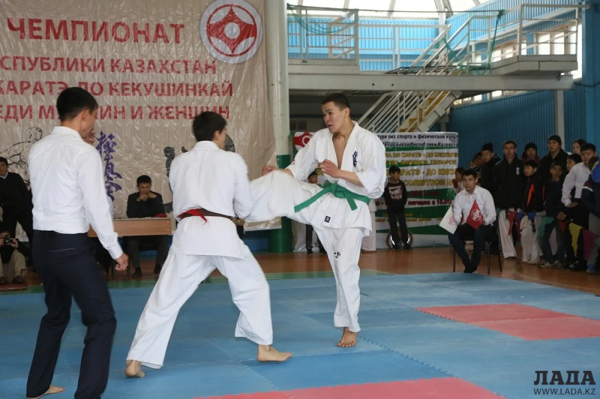 Поединки среди мужчин. Фото Жаната Айганина