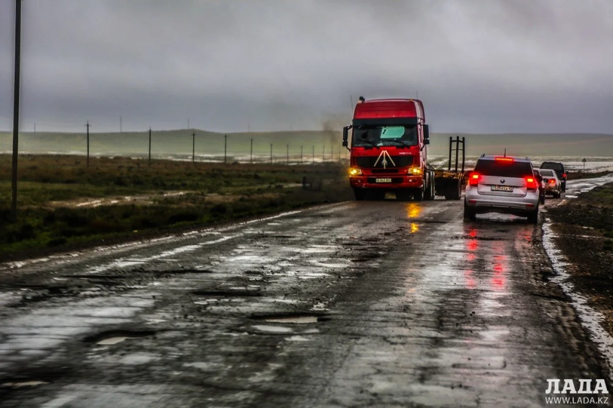 Участок дороги Таушык-Жынгылды весь в залитых водой колдобинах. Фото автора