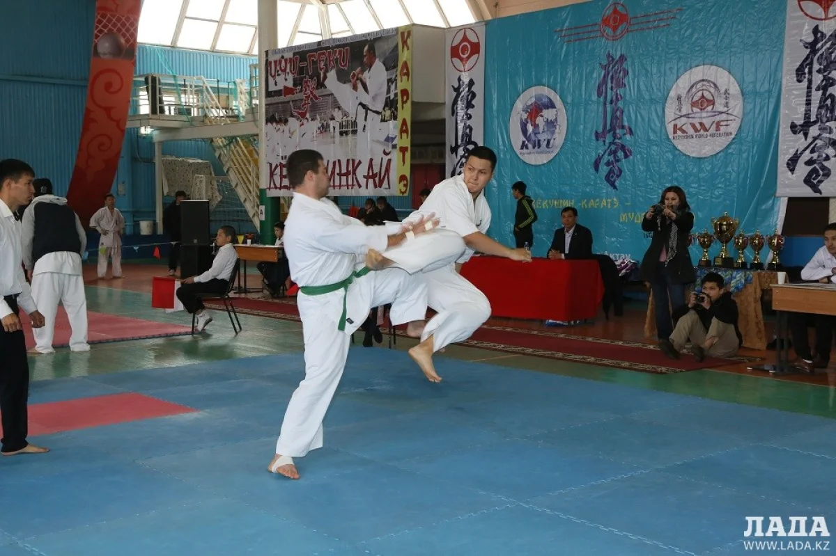 Арсен Цмиев из Актау (слева) был сильнее соперника из Атырау. Фото Жаната Айганина||news_pic_more|<!--TBegin--><a href="https://img.lada.kz/2016-04/1461007777_img_8235.jpg" onclick="return hs.expand(this)" ><img align="left" src="https://img.lada.kz/2016-04/thumbs/1461007777_img_8235.jpg" alt='На чемпионате Казахстана по кекушинкай каратэ-до в Актау хозяева соревнований завоевали 13 медалей' title='На чемпионате Казахстана по кекушинкай каратэ-до в Актау хозяева соревнований завоевали 13 медалей'  /></a><!--TEnd-->