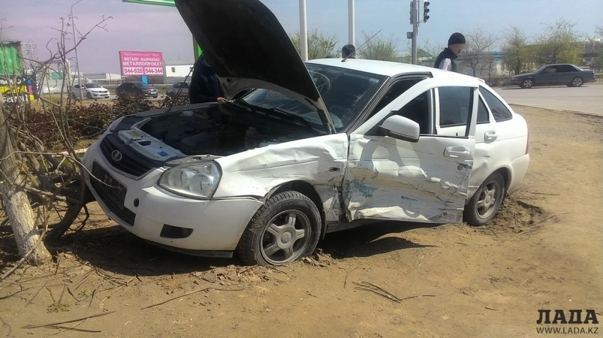 От удара автомобиль Lada Priora оказался на обочине. Фото автора.||news_pic_more|<!--TBegin--><a href="https://img.lada.kz/2016-04/1461065822_p_20160419_152417_bf.jpg" onclick="return hs.expand(this)" ><img src="https://img.lada.kz/2016-04/thumbs/1461065822_p_20160419_152417_bf.jpg" alt='В Актау в результате ДТП легковой автомобиль врезался в дерево' title='В Актау в результате ДТП легковой автомобиль врезался в дерево'  /></a><!--TEnd--><br /><!--TBegin--><a href="https://img.lada.kz/2016-04/1461065786_p_20160419_152636_bf.jpg" onclick="return hs.expand(this)" ><img src="https://img.lada.kz/2016-04/thumbs/1461065786_p_20160419_152636_bf.jpg" alt='В Актау в результате ДТП легковой автомобиль врезался в дерево' title='В Актау в результате ДТП легковой автомобиль врезался в дерево'  /></a><!--TEnd--><br /><!--TBegin--><a href="https://img.lada.kz/2016-04/1461065739_p_20160419_152655_bf.jpg" onclick="return hs.expand(this)" ><img src="https://img.lada.kz/2016-04/thumbs/1461065739_p_20160419_152655_bf.jpg" alt='В Актау в результате ДТП легковой автомобиль врезался в дерево' title='В Актау в результате ДТП легковой автомобиль врезался в дерево'  /></a><!--TEnd--><br /><!--TBegin--><a href="https://img.lada.kz/2016-04/1461065747_p_20160419_152801_bf.jpg" onclick="return hs.expand(this)" ><img src="https://img.lada.kz/2016-04/thumbs/1461065747_p_20160419_152801_bf.jpg" alt='В Актау в результате ДТП легковой автомобиль врезался в дерево' title='В Актау в результате ДТП легковой автомобиль врезался в дерево'  /></a><!--TEnd--><br /><!--TBegin--><a href="https://img.lada.kz/2016-04/1461065769_p_20160419_152836_bf.jpg" onclick="return hs.expand(this)" ><img src="https://img.lada.kz/2016-04/thumbs/1461065769_p_20160419_152836_bf.jpg" alt='В Актау в результате ДТП легковой автомобиль врезался в дерево' title='В Актау в результате ДТП легковой автомобиль врезался в дерево'  /></a><!--TEnd--><br /><!--TBegin--><a href="https://img.lada.kz/2016-04/1461065780_p_20160419_153113_bf.jpg" onclick="return hs.expand(this)" ><img src="https://img.lada.kz/2016-04/thumbs/1461065780_p_20160419_153113_bf.jpg" alt='В Актау в результате ДТП легковой автомобиль врезался в дерево' title='В Актау в результате ДТП легковой автомобиль врезался в дерево'  /></a><!--TEnd-->