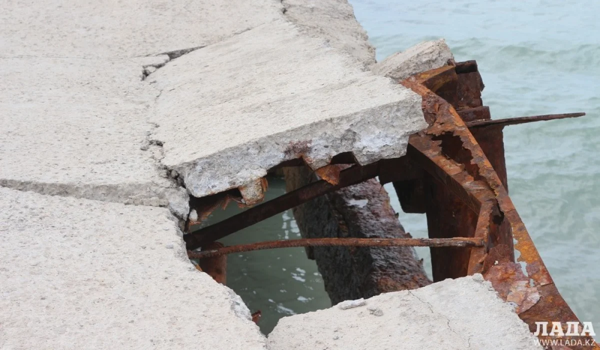 Полуразрушенный пирс