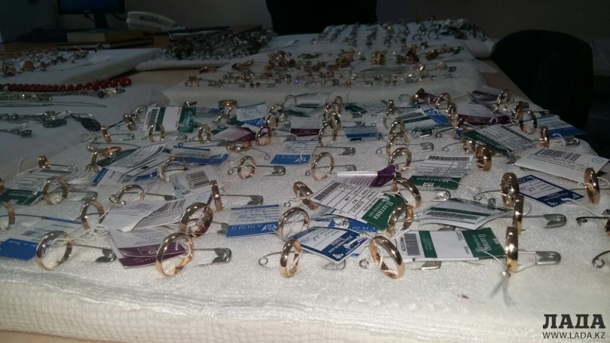 Изъятые золотые изделия. Фото автора