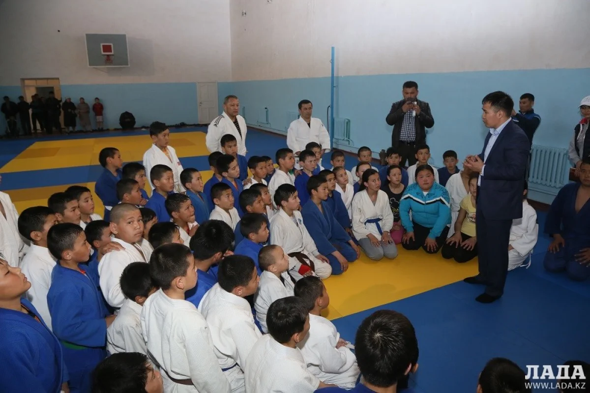Манарбек Бисекенов дает наставления воспитанникам спортшколы. Фото Жаната Айганина
