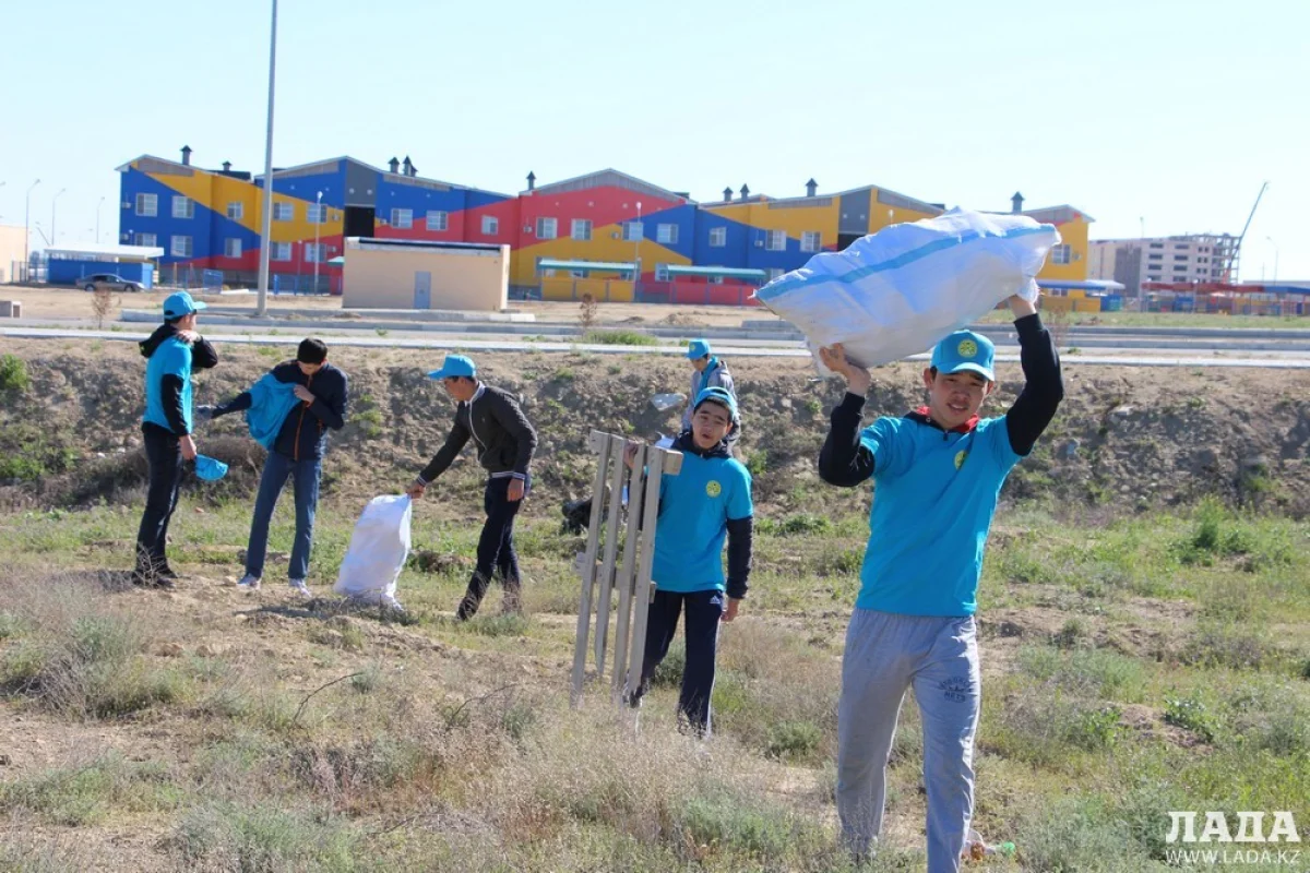 Студенты на субботнике. Фото автора