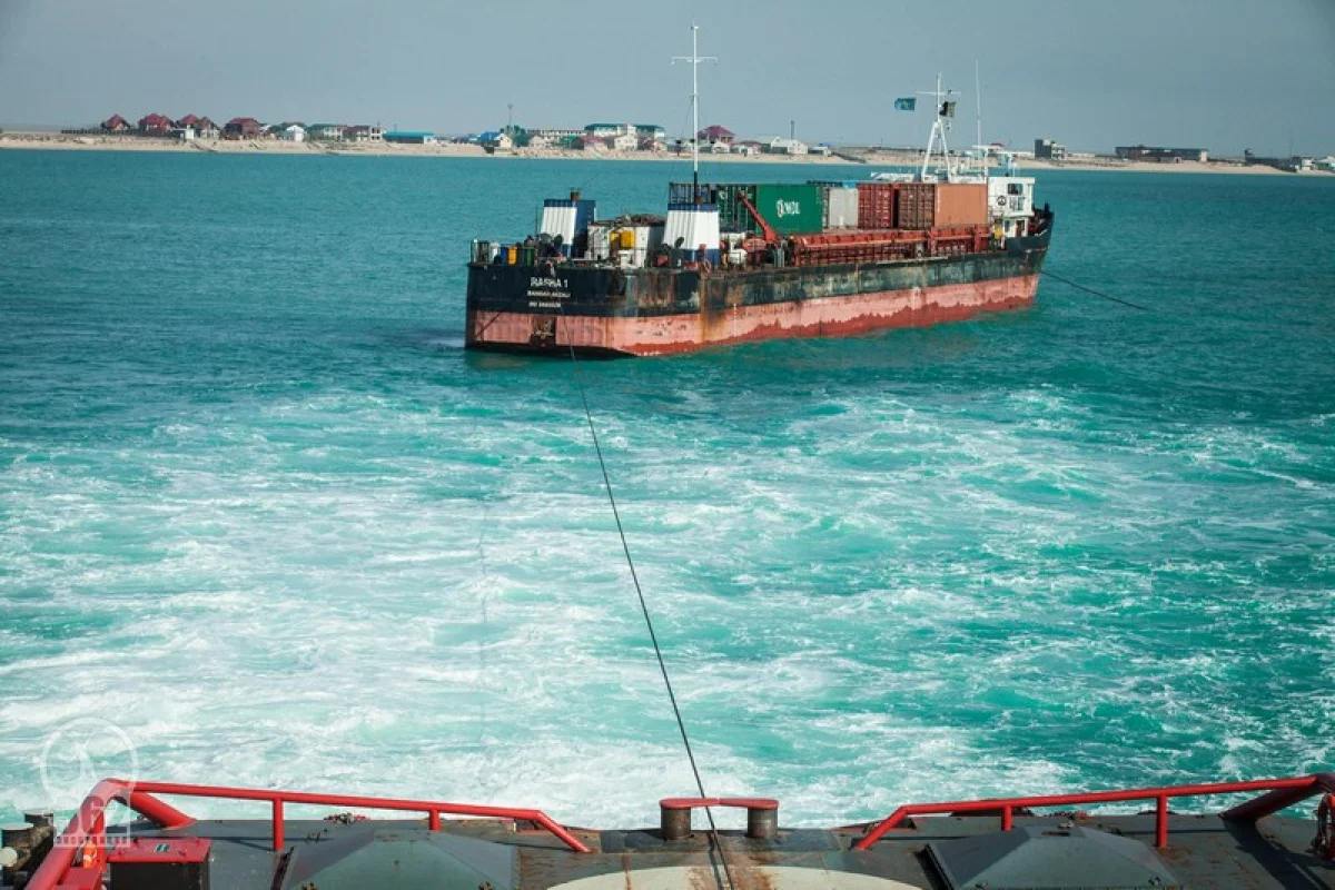 Сухогруз пытаются снять с мели при помощи буксира