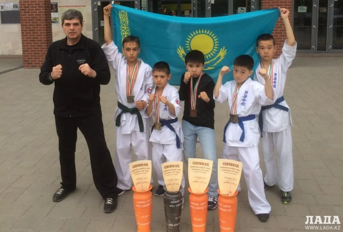 Игорь Отаров со своими воспитанниками