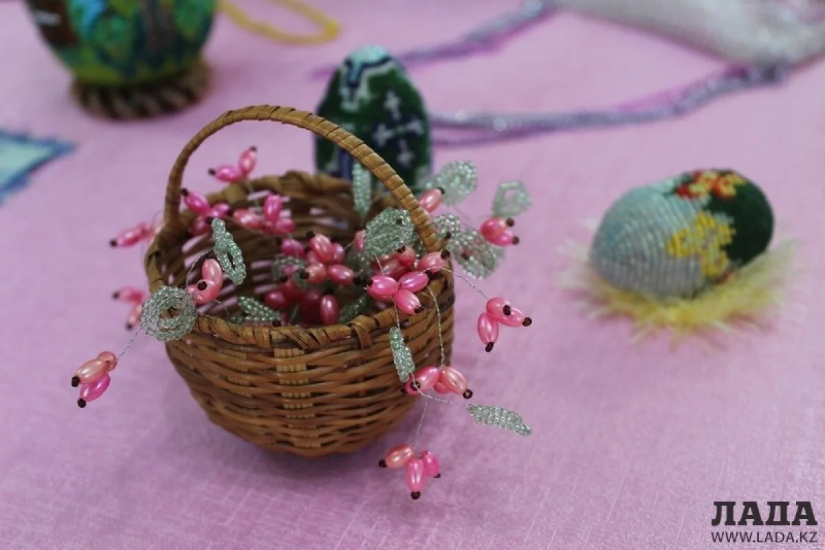 Цветы из бисера. Фото автора