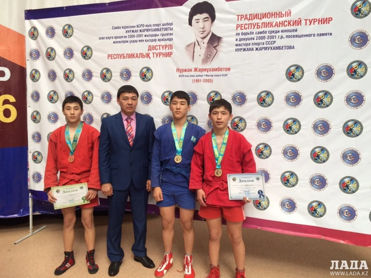 Тренер Берик Жумагалиев и медалисты. Фото предоставлено участниками соревнований