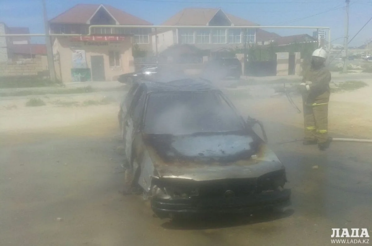 Сгоревший седан. Фото очевидцев