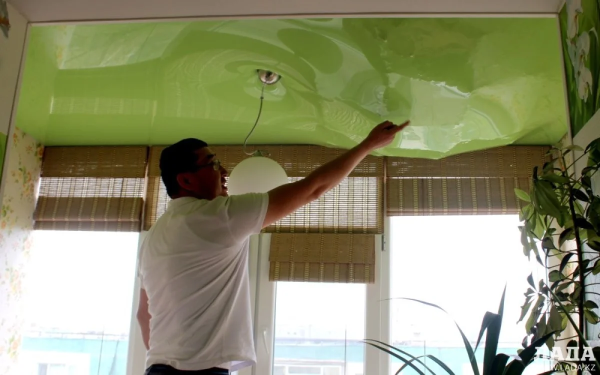 Куски бетона под натяжным потолком