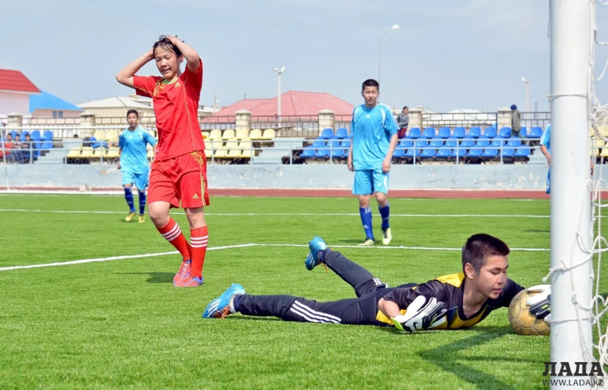 Момент игры. Фото предоставлены участниками соревнований||news_pic_more|<!--TBegin--><a href="https://img.lada.kz/2016-04/1461925609_1-mesto_2001.jpg" onclick="return hs.expand(this)" ><img align="left" src="https://img.lada.kz/2016-04/thumbs/1461925609_1-mesto_2001.jpg" alt='Команда из поселка Курык победила в чемпионате области по футболу среди юношей 2001 года рождения' title='Команда из поселка Курык победила в чемпионате области по футболу среди юношей 2001 года рождения'  /></a><!--TEnd--><br /><!--TBegin--><a href="https://img.lada.kz/2016-04/1461925217_2-mesto_2001.jpg" onclick="return hs.expand(this)" ><img align="left" src="https://img.lada.kz/2016-04/thumbs/1461925217_2-mesto_2001.jpg" alt='Команда из поселка Курык победила в чемпионате области по футболу среди юношей 2001 года рождения' title='Команда из поселка Курык победила в чемпионате области по футболу среди юношей 2001 года рождения'  /></a><!--TEnd--><br /><!--TBegin--><a href="https://img.lada.kz/2016-04/1461925701_3-mesto_2001.jpg" onclick="return hs.expand(this)" ><img align="left" src="https://img.lada.kz/2016-04/thumbs/1461925701_3-mesto_2001.jpg" alt='Команда из поселка Курык победила в чемпионате области по футболу среди юношей 2001 года рождения' title='Команда из поселка Курык победила в чемпионате области по футболу среди юношей 2001 года рождения'  /></a><!--TEnd--><br /><!--TBegin--><a href="https://img.lada.kz/2016-04/1461925157_1-mesto_2002.jpg" onclick="return hs.expand(this)" ><img align="left" src="https://img.lada.kz/2016-04/thumbs/1461925157_1-mesto_2002.jpg" alt='Команда из поселка Курык победила в чемпионате области по футболу среди юношей 2001 года рождения' title='Команда из поселка Курык победила в чемпионате области по футболу среди юношей 2001 года рождения'  /></a><!--TEnd--><br /><!--TBegin--><a href="https://img.lada.kz/2016-04/1461925286_2-mesto_2002.jpg" onclick="return hs.expand(this)" ><img align="left" src="https://img.lada.kz/2016-04/thumbs/1461925286_2-mesto_2002.jpg" alt='Команда из поселка Курык победила в чемпионате области по футболу среди юношей 2001 года рождения' title='Команда из поселка Курык победила в чемпионате области по футболу среди юношей 2001 года рождения'  /></a><!--TEnd--><br /><!--TBegin--><a href="https://img.lada.kz/2016-04/1461925345_3-mesto_2002.jpg" onclick="return hs.expand(this)" ><img align="left" src="https://img.lada.kz/2016-04/thumbs/1461925345_3-mesto_2002.jpg" alt='Команда из поселка Курык победила в чемпионате области по футболу среди юношей 2001 года рождения' title='Команда из поселка Курык победила в чемпионате области по футболу среди юношей 2001 года рождения'  /></a><!--TEnd-->