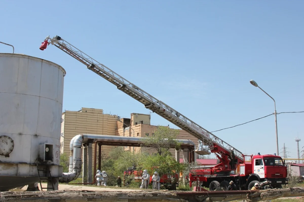 Тушение пожара в резервуаре. Фото Рукии Сычевой