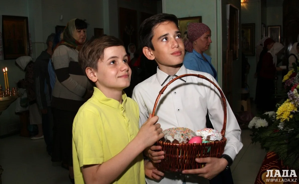 Пасхальная ночь в Благовещенском храме Актау. Фото Ольги Ярославской