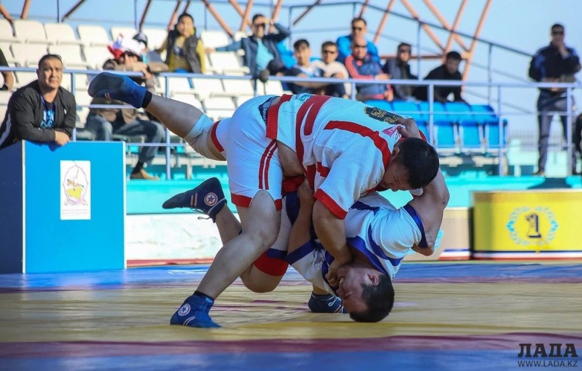 За право оказаться среди кандидатов на звание «Қазақстан Барысы» в Мангистау боролись 15 палуанов. Фото Жаната Айганина