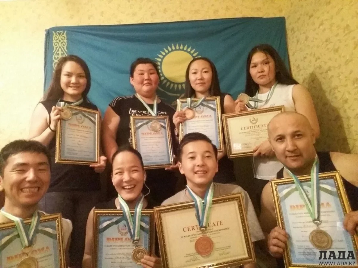 Спортсмены из Актау и тренер Роман Исламгалиев. Фото предоставили участники соревнований