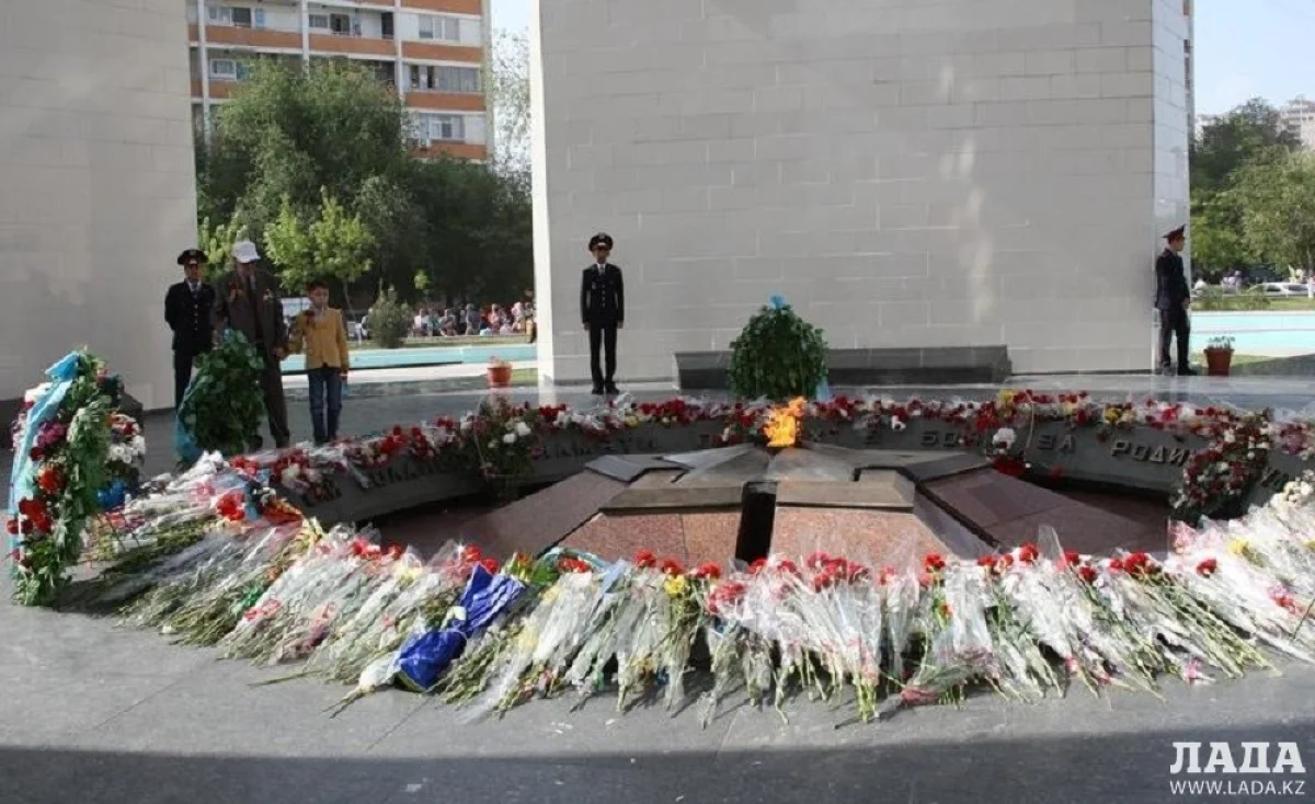 Монумент "Вечный огонь" в Актау