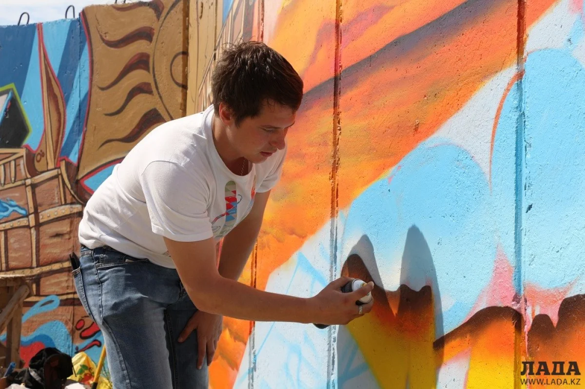 Стену в 15 микрорайоне художники разрисовали за два дня. Фото Кадырбека Айдарулы||news_pic_more|<!--TBegin--><a href="https://img.lada.kz/2016-05/1462679482_img_8342.jpg" onclick="return hs.expand(this)" ><img align="left" src="https://img.lada.kz/2016-05/thumbs/1462679482_img_8342.jpg" alt='Граффити с изображением достопримечательностей города появилось на одной из стен в Актау' title='Граффити с изображением достопримечательностей города появилось на одной из стен в Актау'  /></a><!--TEnd--><br /><!--TBegin--><a href="https://img.lada.kz/2016-05/1462679530_img_8344.jpg" onclick="return hs.expand(this)" ><img align="left" src="https://img.lada.kz/2016-05/thumbs/1462679530_img_8344.jpg" alt='Граффити с изображением достопримечательностей города появилось на одной из стен в Актау' title='Граффити с изображением достопримечательностей города появилось на одной из стен в Актау'  /></a><!--TEnd--><br /><!--TBegin--><a href="https://img.lada.kz/2016-05/1462679529_img_8351.jpg" onclick="return hs.expand(this)" ><img align="left" src="https://img.lada.kz/2016-05/thumbs/1462679529_img_8351.jpg" alt='Граффити с изображением достопримечательностей города появилось на одной из стен в Актау' title='Граффити с изображением достопримечательностей города появилось на одной из стен в Актау'  /></a><!--TEnd--><br /><!--TBegin--><a href="https://img.lada.kz/2016-05/1462679496_img_8355.jpg" onclick="return hs.expand(this)" ><img align="left" src="https://img.lada.kz/2016-05/thumbs/1462679496_img_8355.jpg" alt='Граффити с изображением достопримечательностей города появилось на одной из стен в Актау' title='Граффити с изображением достопримечательностей города появилось на одной из стен в Актау'  /></a><!--TEnd--><br /><!--TBegin--><a href="https://img.lada.kz/2016-05/1462679573_img_8359.jpg" onclick="return hs.expand(this)" ><img align="left" src="https://img.lada.kz/2016-05/thumbs/1462679573_img_8359.jpg" alt='Граффити с изображением достопримечательностей города появилось на одной из стен в Актау' title='Граффити с изображением достопримечательностей города появилось на одной из стен в Актау'  /></a><!--TEnd--><br /><!--TBegin--><a href="https://img.lada.kz/2016-05/1462679558_img_8374.jpg" onclick="return hs.expand(this)" ><img align="left" src="https://img.lada.kz/2016-05/thumbs/1462679558_img_8374.jpg" alt='Граффити с изображением достопримечательностей города появилось на одной из стен в Актау' title='Граффити с изображением достопримечательностей города появилось на одной из стен в Актау'  /></a><!--TEnd-->