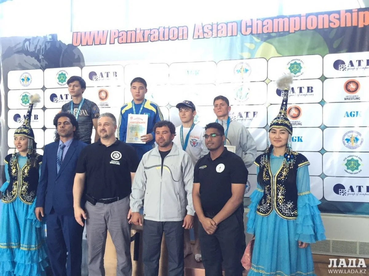 Первые чемпионы и призеры. Фото предоставил Нурбек Карабалаев
