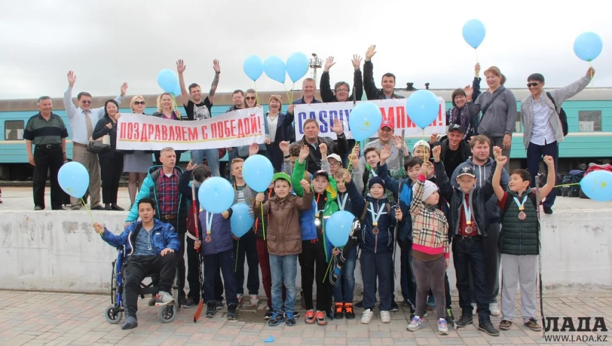 Родители спортсменов торжественно встретили своих победителей. Фото автора