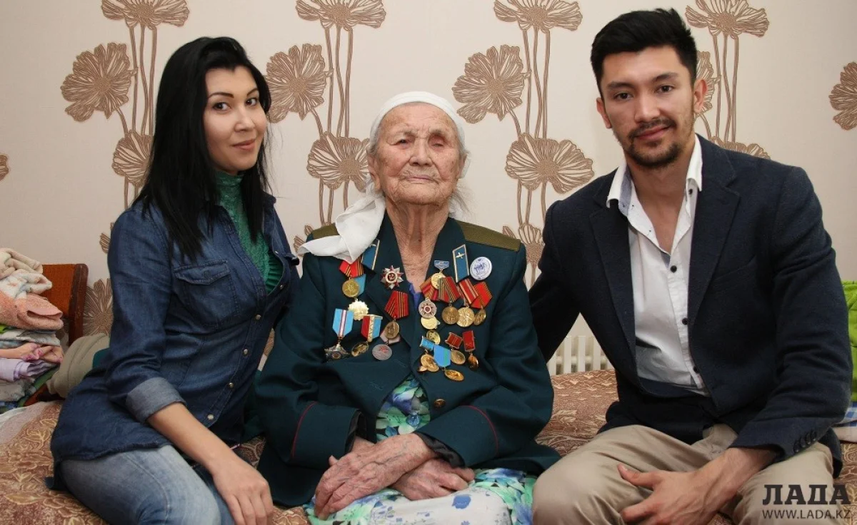 Сотрудники сети супермаркетов "Biomart" с ветераном Великой Отечественной войны Камкой Умбеталиной