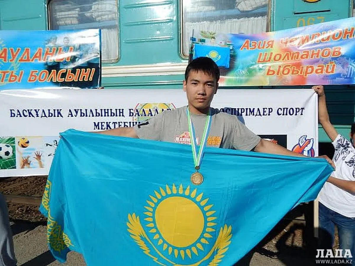 Победитель чемпионата Азии по армрестлингу Ыбырай Шолпанов. Фото предоставлено Мухтаром Джумашевым