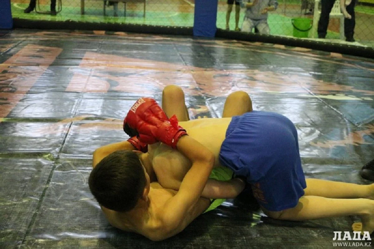 Соревнования собрали около двухсот бойцов. Фото Кадырбека Айдарулы