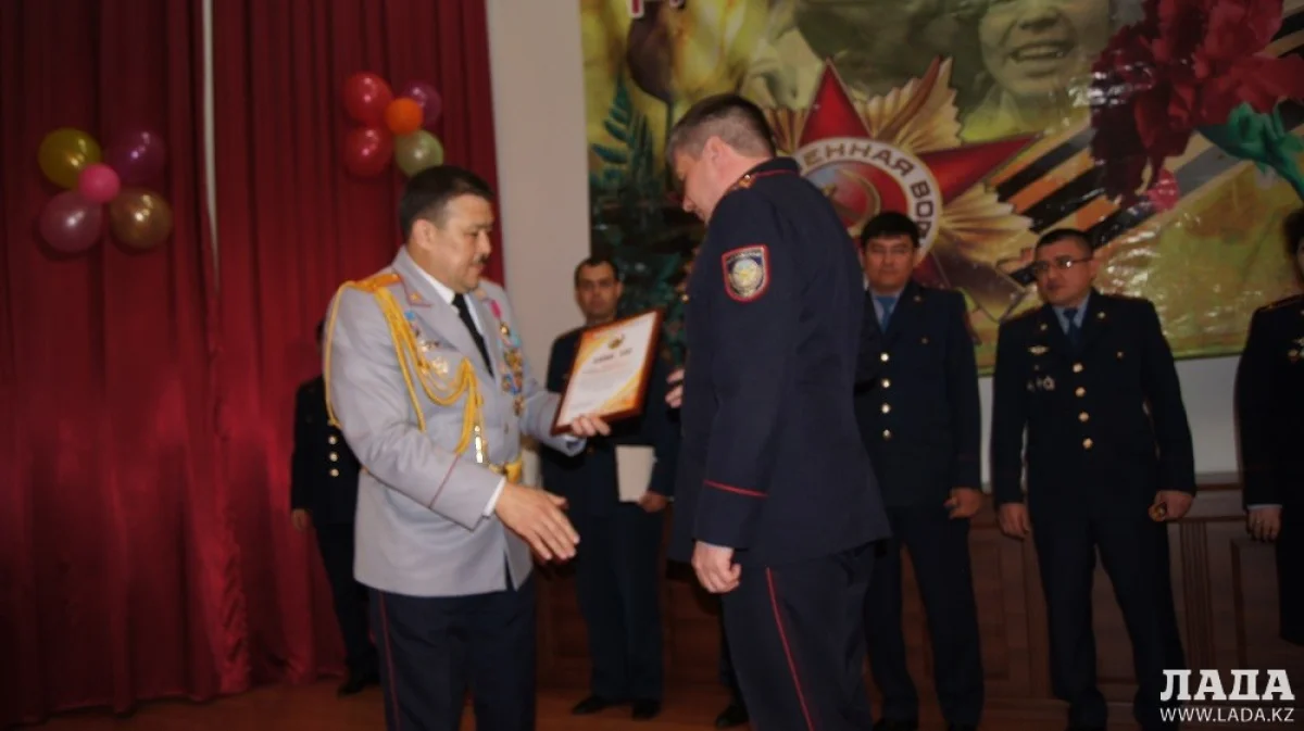 Награды вручил начальник ДВД Кайрат Дальбеков. Фото пресс-службы ДВД