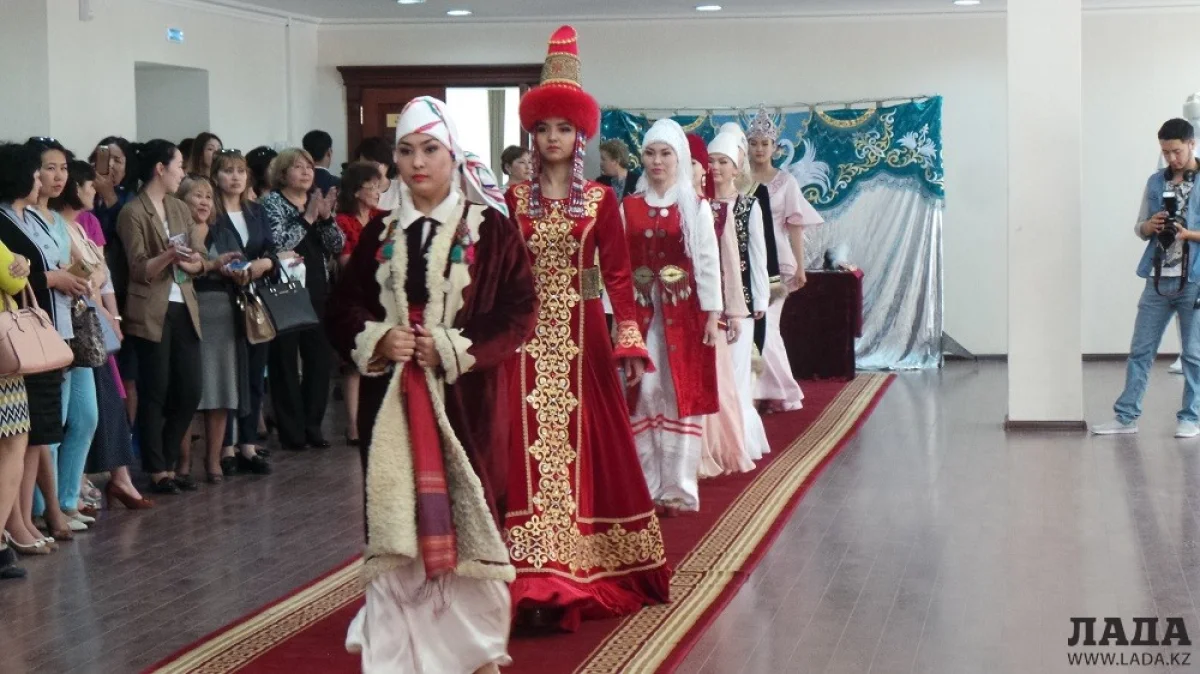 Демонстрация национальной одежды