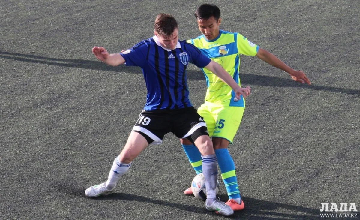 Нападающий Алмас Арменов в борьбе за мяч