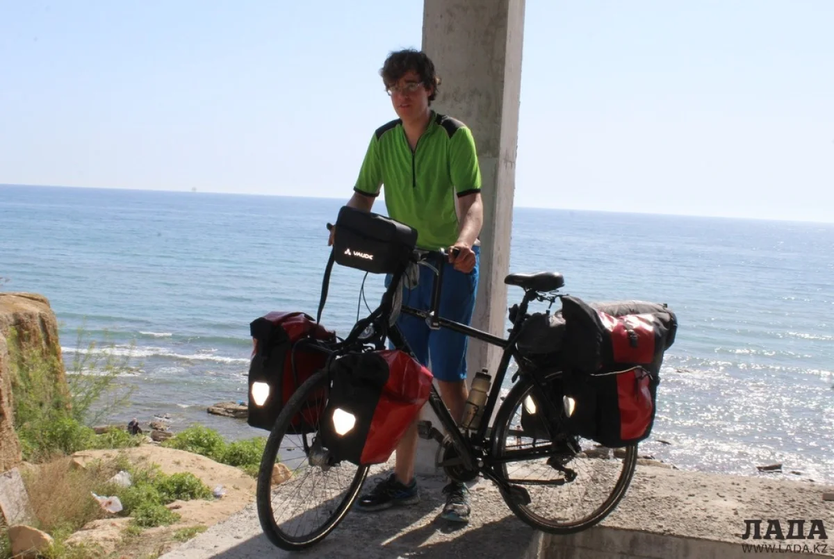 Робин охраняет вещи, пока товарищи отправились в больницу