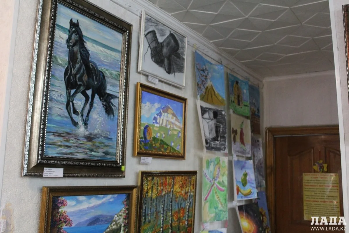 Выставка картин в студии «Пристань». Фото Сергея Кораблева.