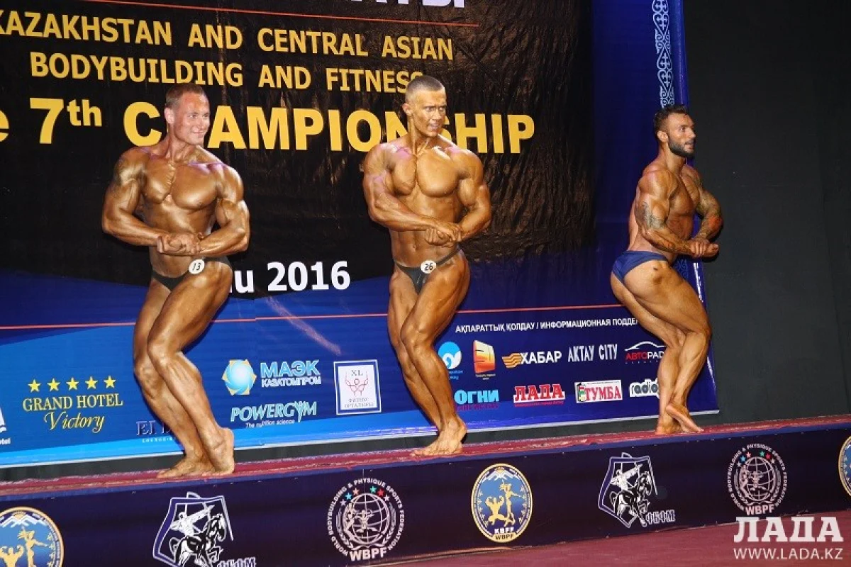 Выступление атлетов на сцене КДК имени Абая. Фото Ольги Ярославской