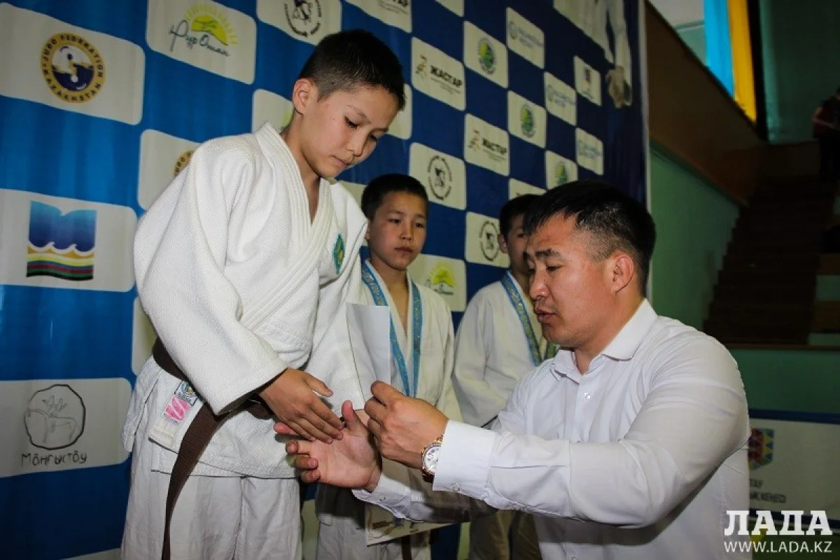 Организатор турнира, директор спортшколы &quot;Жастар&quot; Манарбек Бисекенов вручает награды победителям. Фото Жаната Айганина