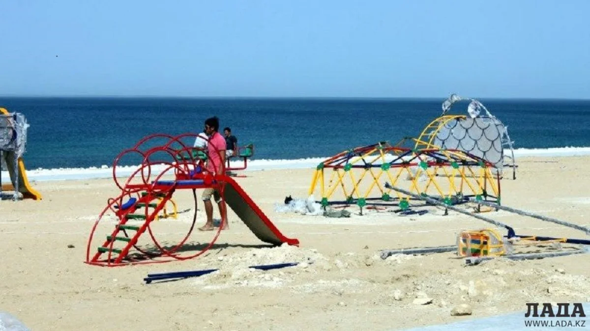 Детская площадка на набережной Актау