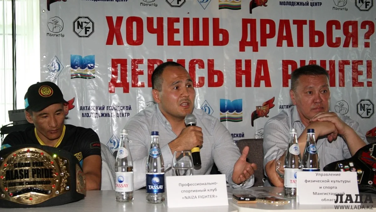 О продвижении проекта «Хочешь драться? Дерись на ринге!» рассказывает президент спортклуба «Naiza Fighter» Нурбек Карабалаев. Фото Ольги Ярославской