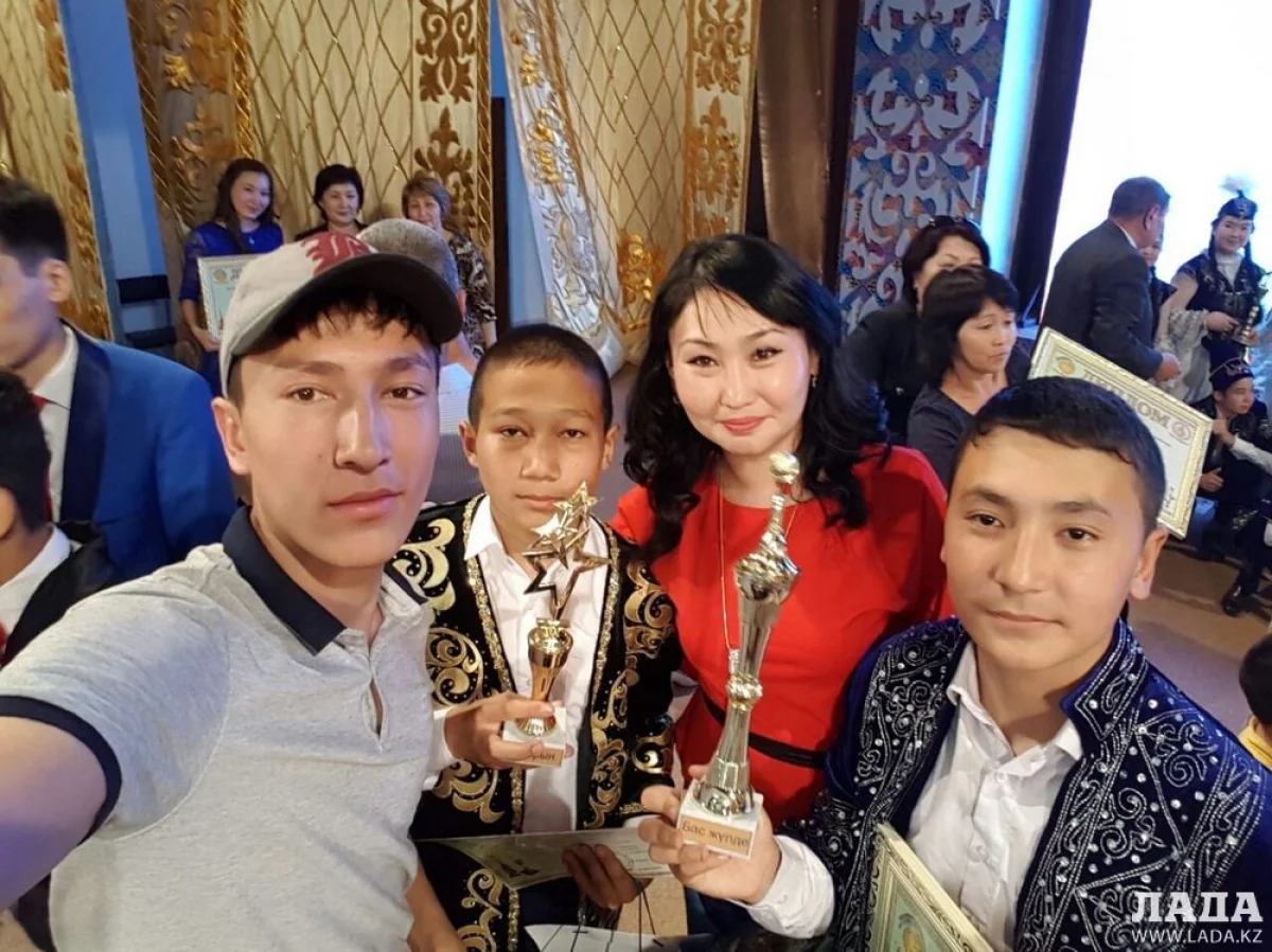 Бахтияр Рзабеков и Даулет Мухайлыев с художественным руководителем Айнур Берекет. Фото предоставлено участниками конкурса