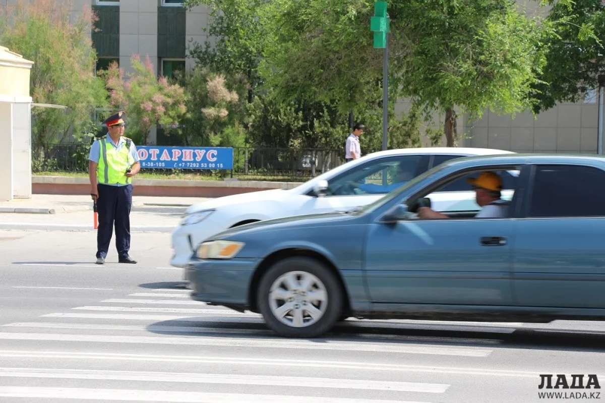Сотрудники полиции дежурят у пешеходов. Фото Кадырбека Айдарулы
