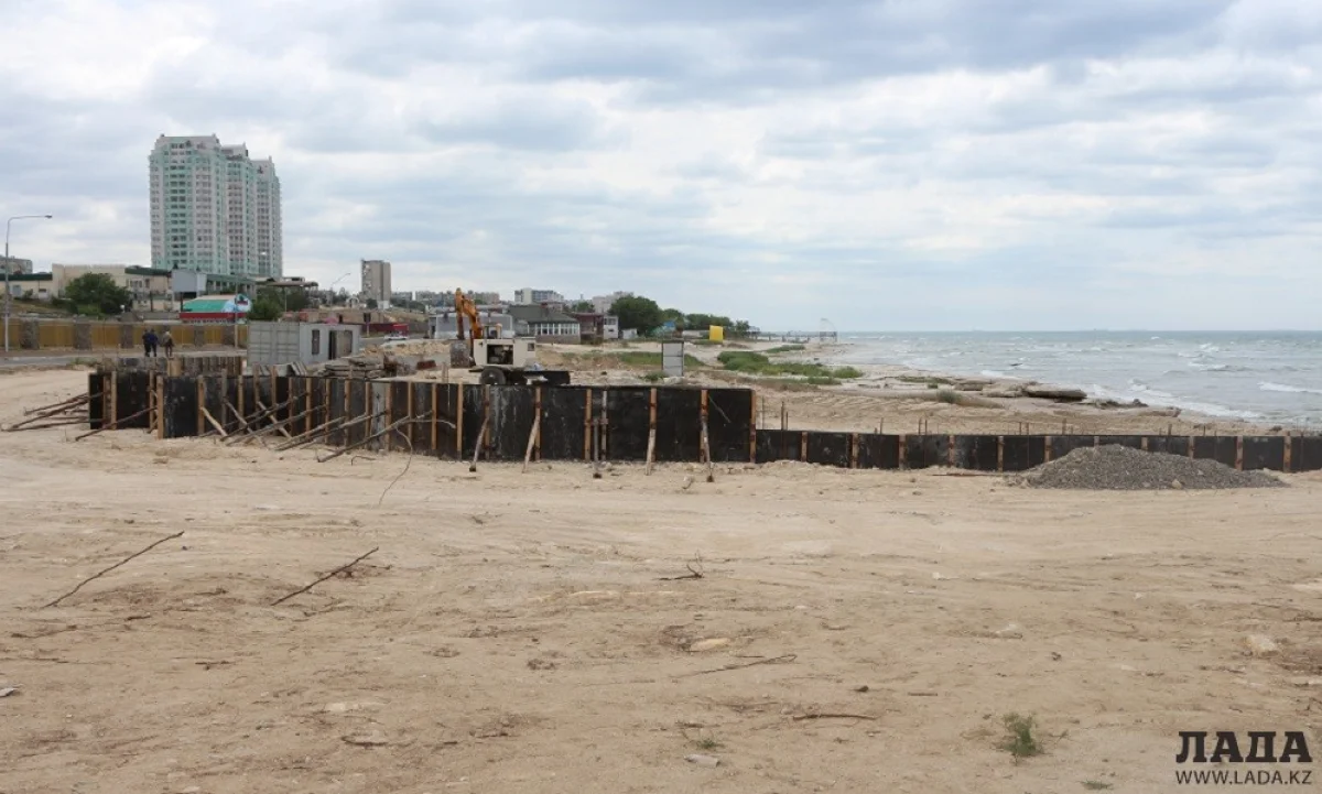 Строительство парковки на набережной Актау. Фото Рашида Исмагилова