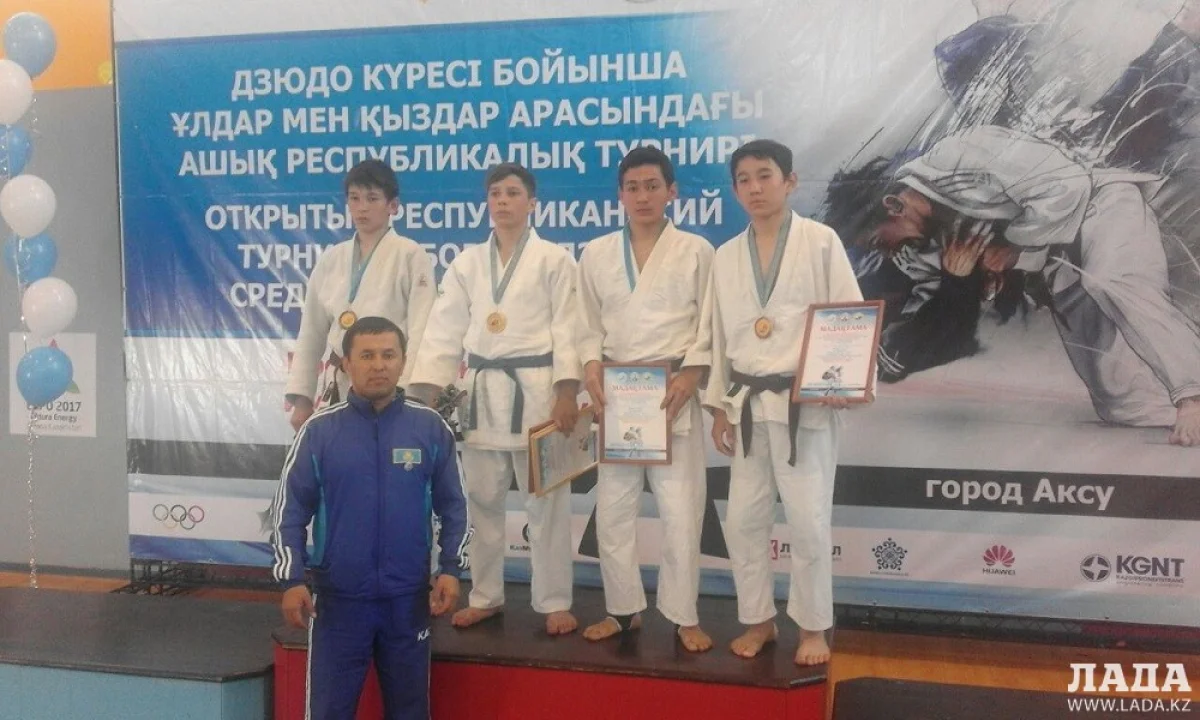 Азамат Акылбаев - серебряный призер из Мангистау (второй справа). Фото ДЮСШ &quot;Жастар&quot;