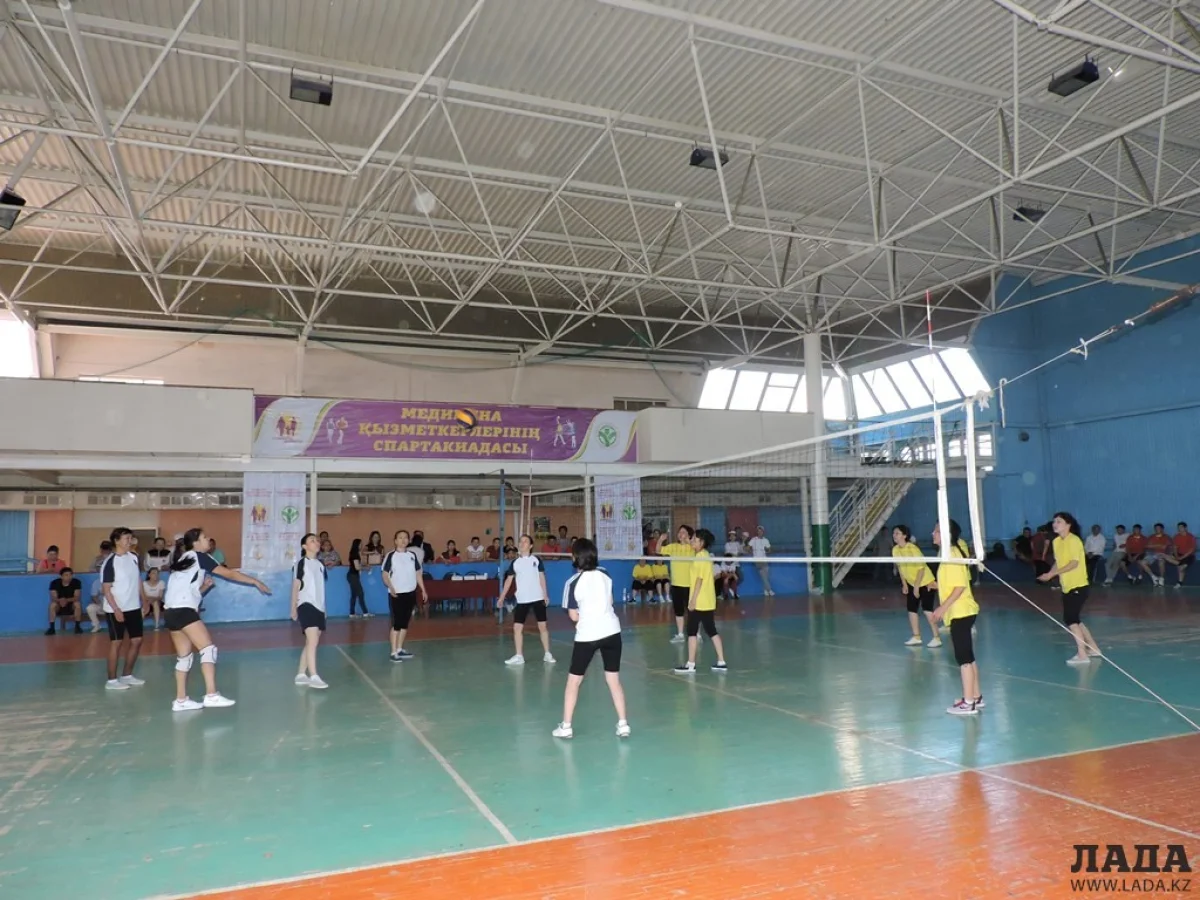 На волейбольной площадке - женские команды. Фото автора