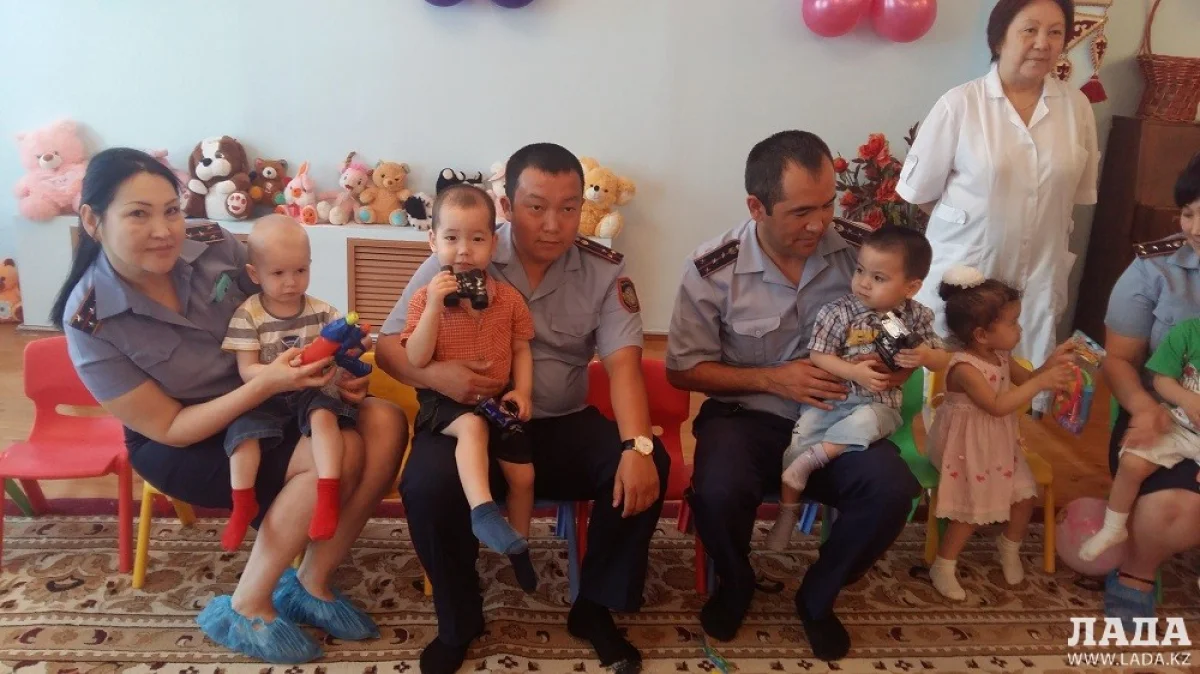 Полицейские в Доме малютки. Фото автора