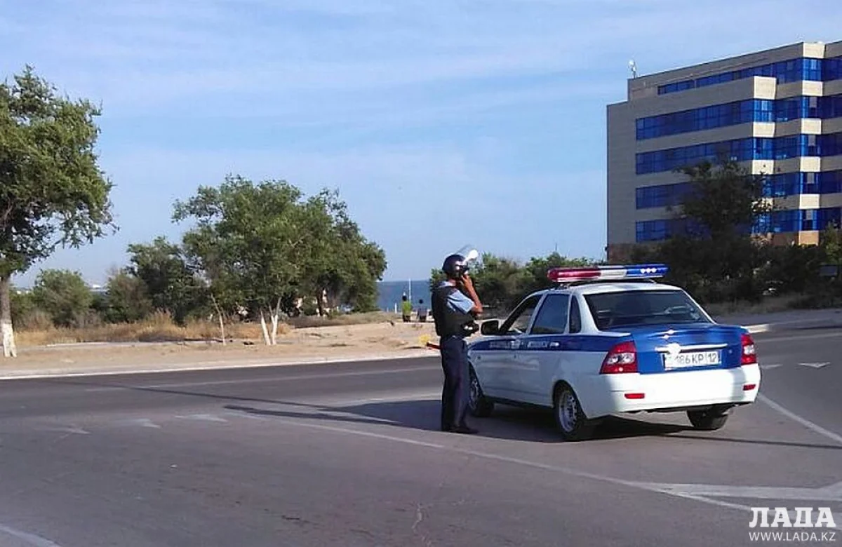 Возле магазина дежурят полицейские в бронежилетах. Фото Рашида Исмагилова