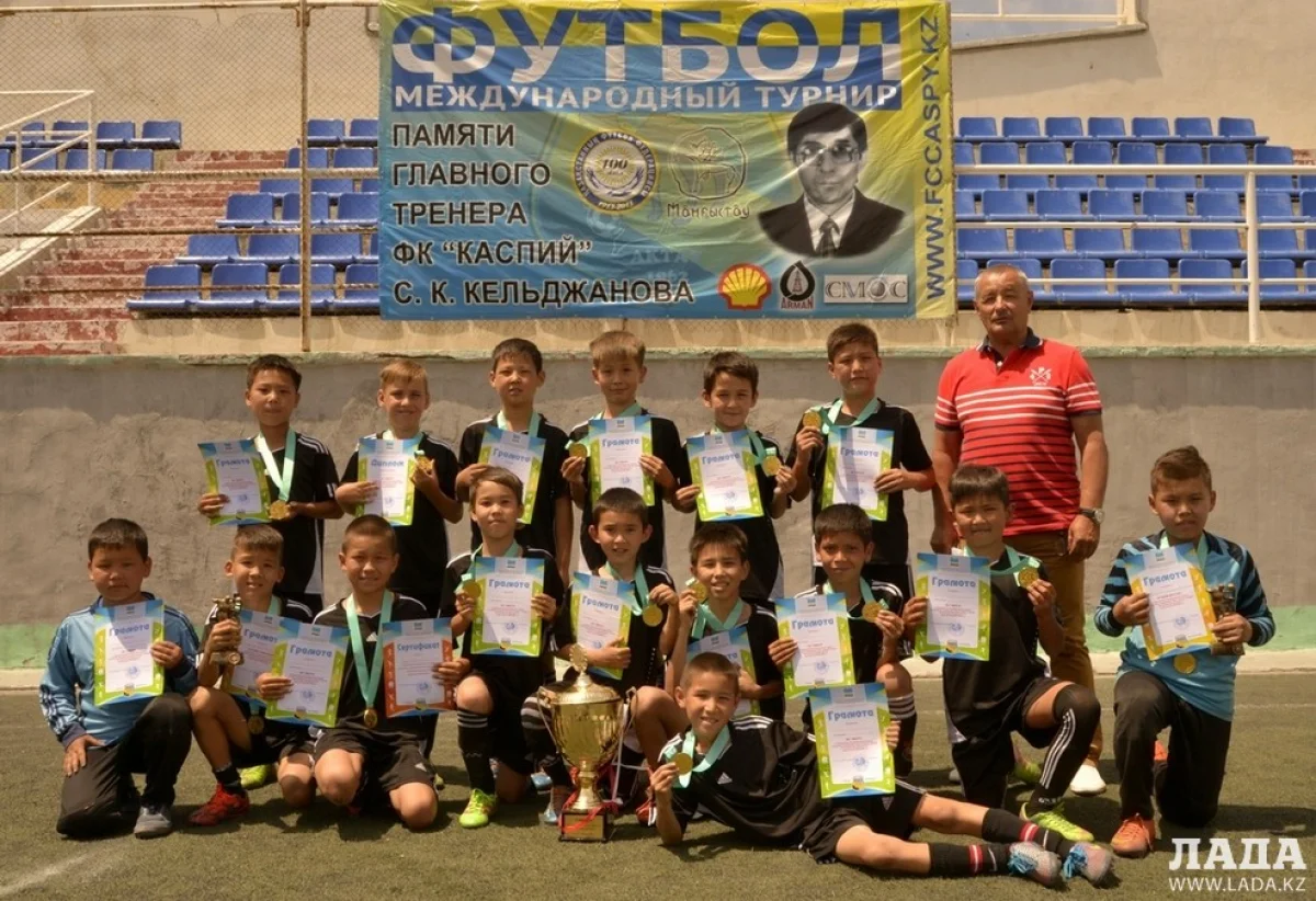 Аэробика билеп жатқан жапондық жалаңаш қыздар