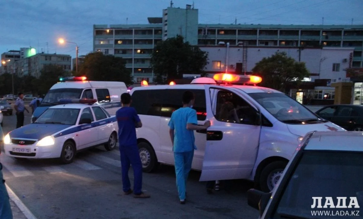 Место трагедии. Фото автора||news_pic_more|<!--TBegin--><a href="https://img.lada.kz/2016-06/1465407515_img_0933.jpg" onclick="return hs.expand(this)" ><img src="https://img.lada.kz/2016-06/thumbs/1465407515_img_0933.jpg" alt='По неизвестной причине в 11 микрорайоне Актау умер мужчина' title='По неизвестной причине в 11 микрорайоне Актау умер мужчина'  /></a><!--TEnd-->