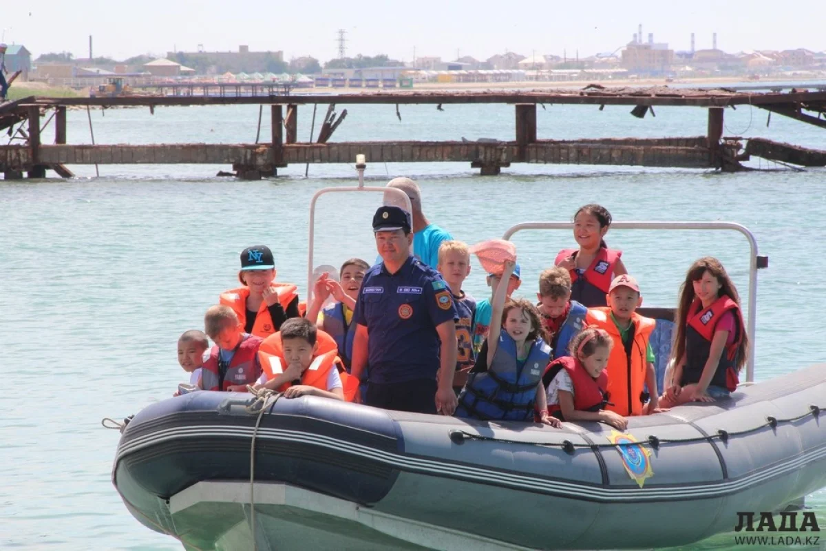 Ребят прокатили на спасательных катерах. Фото автора
