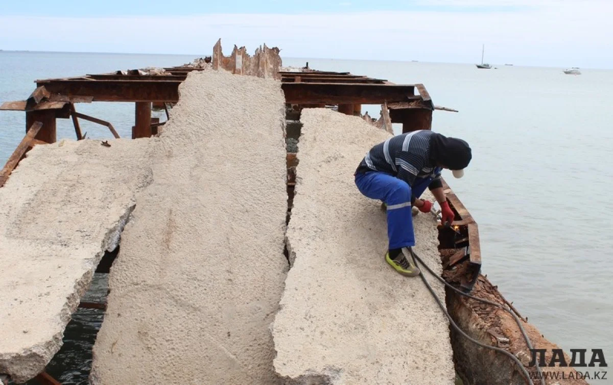 Демонтаж пирса в 1 микрорайоне. Фото автора