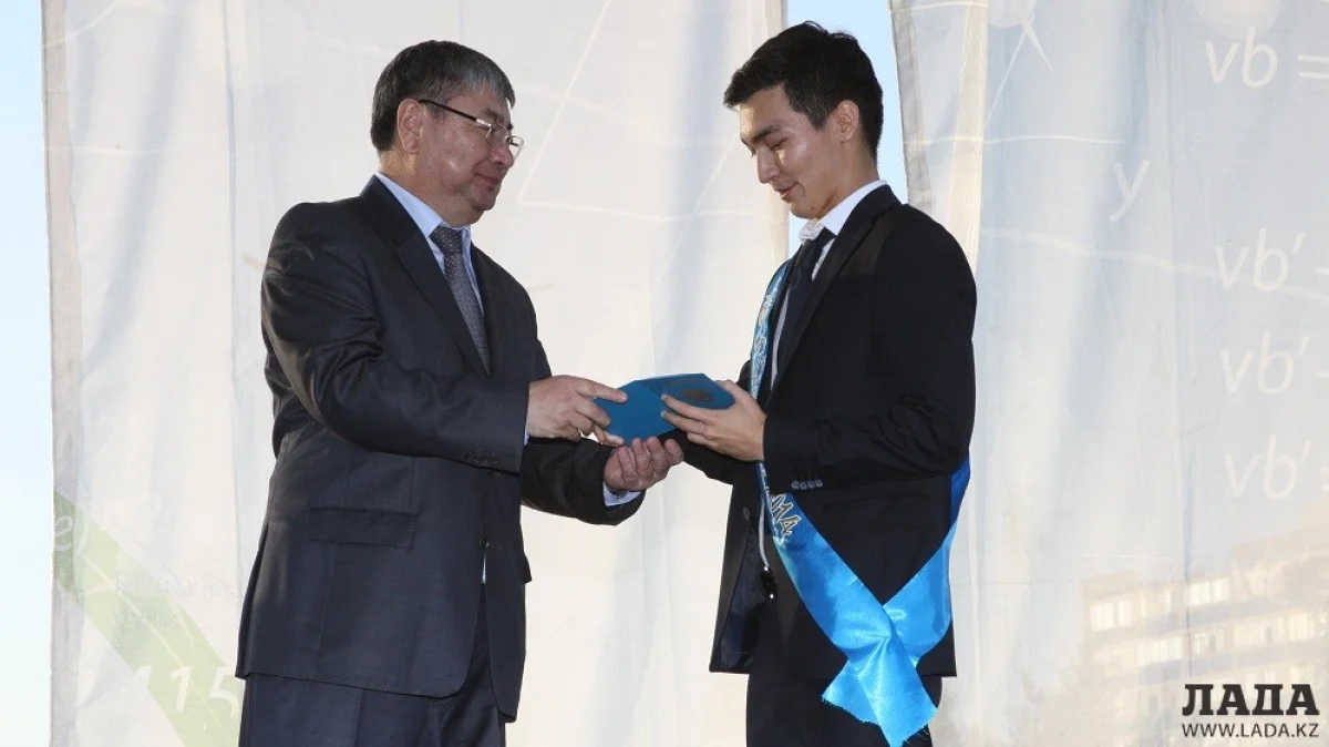 Архивное фото. Вручение аттестатов выпускникам школ Мангистауской области