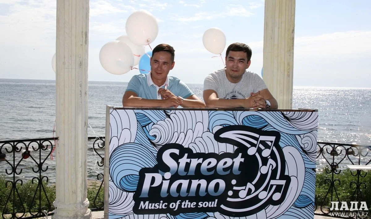 Организаторы проекта &quot;Уличное пианино&quot;